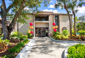 Oakbrook Village Apartments in Clearwater, FL - Foto de edificio - Building Photo