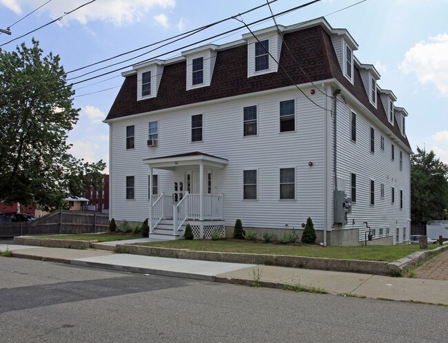 42 Pine St in Milford, MA - Foto de edificio - Building Photo