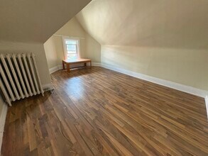 410 Barton St E in Hamilton, ON - Building Photo - Building Photo