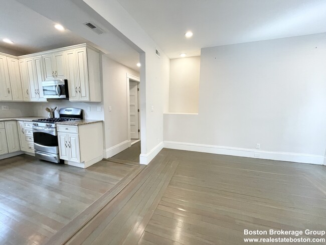 201 E Cottage St, Unit 2 in Boston, MA - Foto de edificio - Building Photo