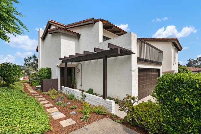 1047 Santa Helena Park Ct in Solana Beach, CA - Building Photo - Building Photo