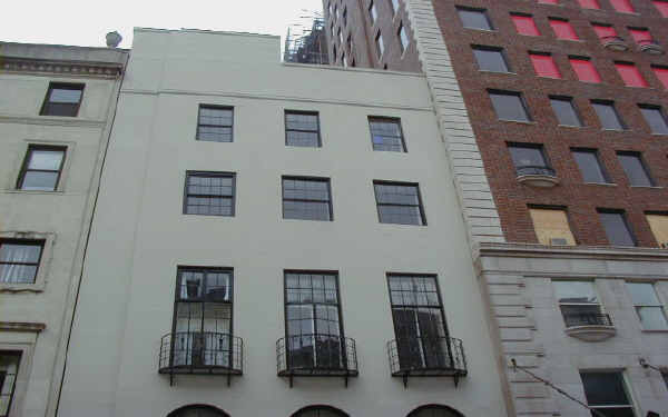 13 E 69th St in New York, NY - Building Photo