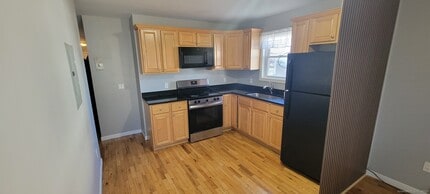 18 Montgomery St in Danbury, CT - Building Photo - Building Photo