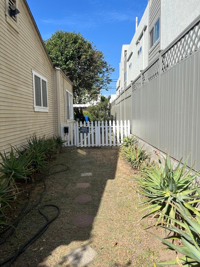 1233 22nd St, Unit 1233 22nd st Unit b in Santa Monica, CA - Building Photo - Building Photo