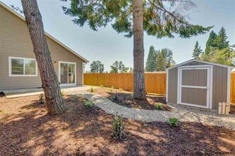 537 SE Oak Grove Ave in Sublimity, OR - Building Photo - Building Photo