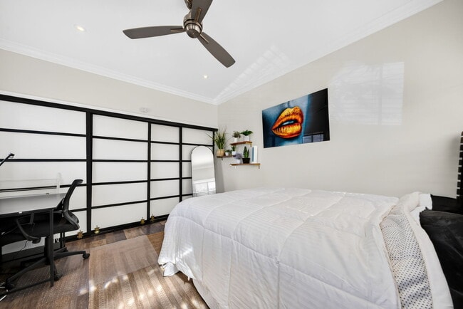 5917 Lexington Ave in Los Angeles, CA - Foto de edificio - Building Photo