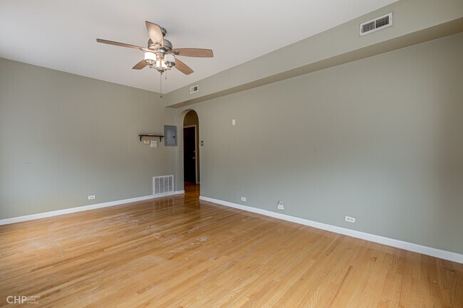 7554 S Essex Ave-Unit -54-2A in Chicago, IL - Building Photo - Building Photo