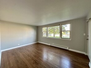 7628 N Milwaukee Ave, Unit M02H in Niles, IL - Building Photo - Building Photo