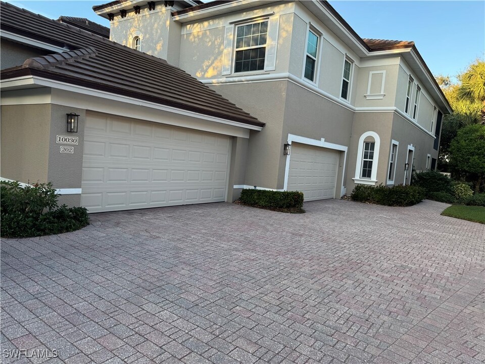 10030 Valiant Ct in Miromar Lakes, FL - Building Photo