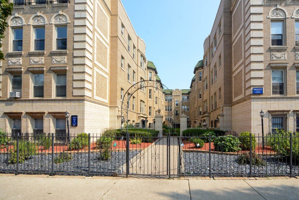 4039.5 N Ashland Ave in Chicago, IL - Building Photo