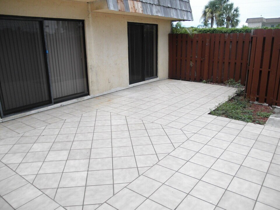 584 Springdale Cir in Palm Springs, FL - Building Photo