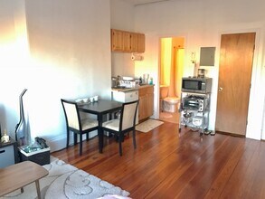 1077 Beacon St, Unit 10 in Brookline, MA - Foto de edificio - Building Photo