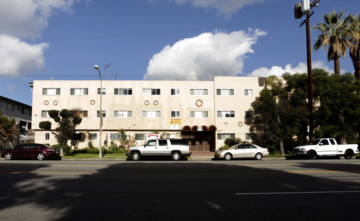 De Luxe Apartment in Van Nuys, CA - Building Photo