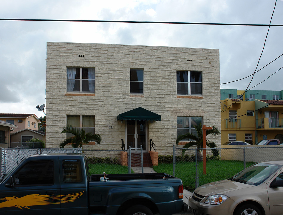 261 SW 12th St in Miami, FL - Foto de edificio