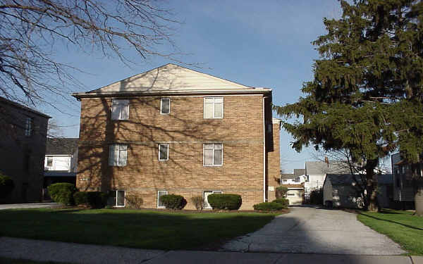 2030 Wooster Rd in Rocky River, OH - Building Photo