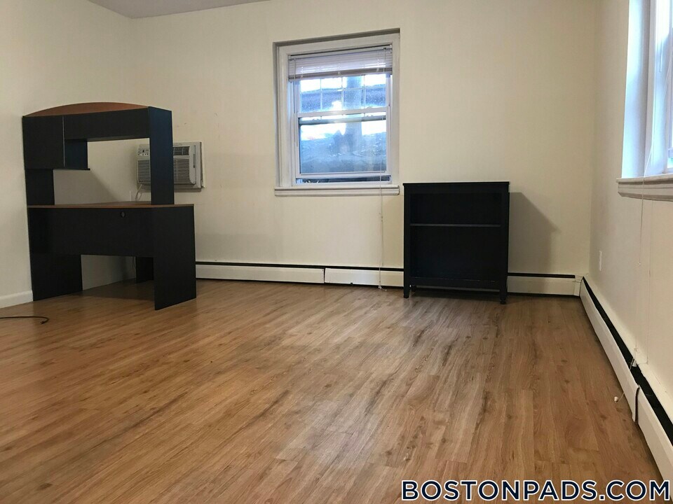 2018 Commonwealth Ave, Unit 2 in Boston, MA - Foto de edificio