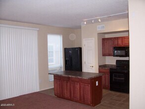 18250 N Cave Creek Rd-Unit -167 in Phoenix, AZ - Foto de edificio - Building Photo