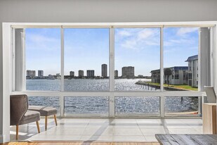 2936 Lake Shore Dr in West Palm Beach, FL - Building Photo