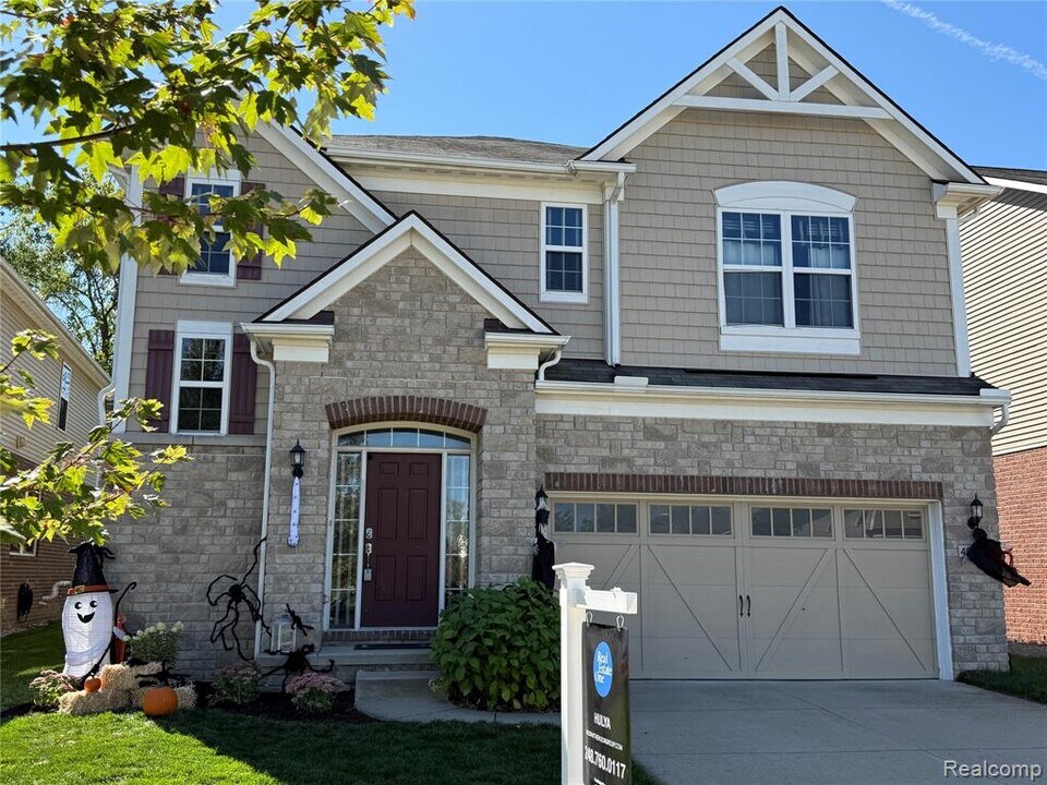 49645 Hartwick Dr in Novi, MI - Building Photo