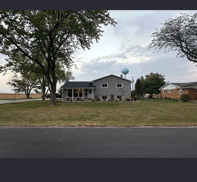 397 W 4th St in El Paso, IL - Building Photo