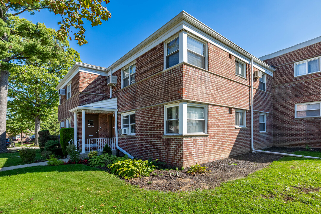 Holliswood Gardens in Hollis, NY - Building Photo