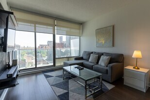 19 Yorkville Ave in Toronto, ON - Building Photo