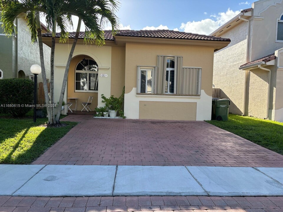 2528 NE 41st Terrace in Homestead, FL - Foto de edificio