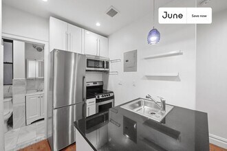 826 9th Ave in New York, NY - Building Photo - Building Photo