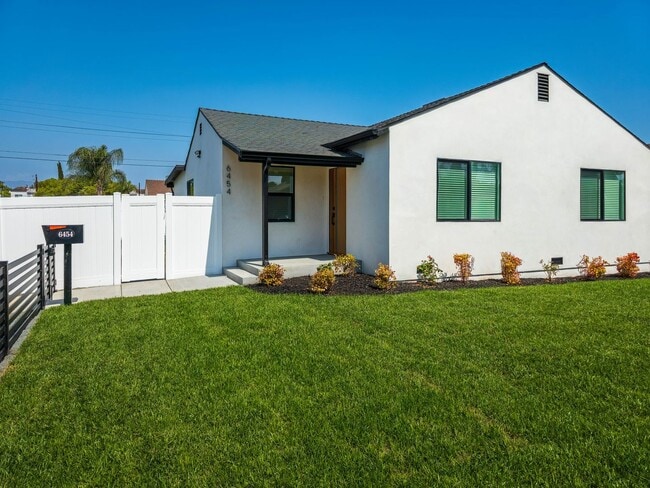 6454 Gentry Ave in Los Angeles, CA - Foto de edificio - Building Photo