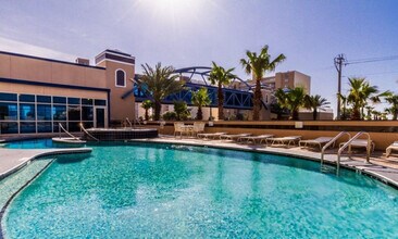 1010 W Beach Blvd in Gulf Shores, AL - Foto de edificio - Building Photo