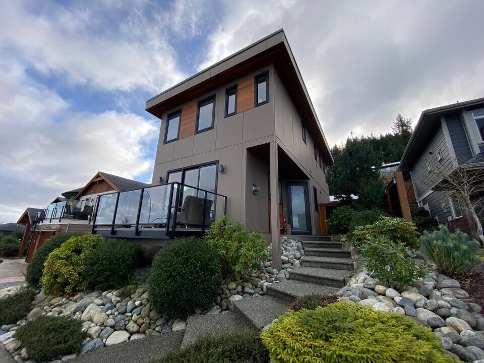 5261 Dewar Rd in Nanaimo, BC - Building Photo