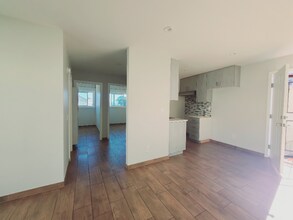 1108 W 110th St in Los Angeles, CA - Foto de edificio - Building Photo