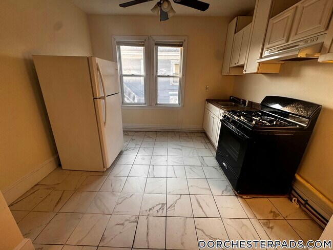 24 Charlotte St, Unit 2 in Boston, MA - Foto de edificio - Building Photo