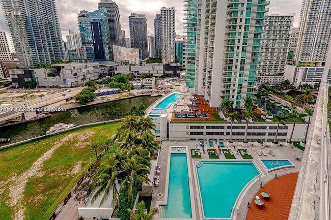 90 SW 3rd St, Unit 2002 in Miami, FL - Building Photo - Building Photo