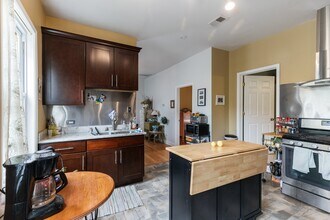 2032 W Roscoe St, Unit 1 in Chicago, IL - Building Photo - Building Photo