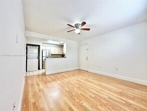 351 Palm Way in Pembroke Pines, FL - Building Photo - Building Photo