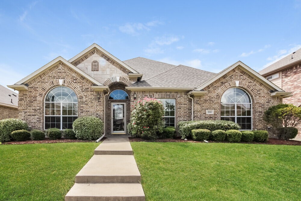 211 Gatehouse Dr in Red Oak, TX - Building Photo