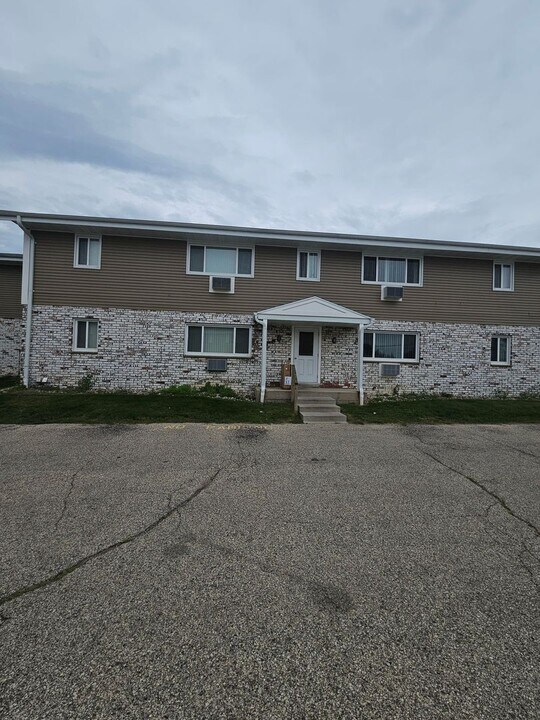 851 Eastern Ave in West Bend, WI - Building Photo