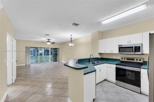 304 SW 120th Ave in Pembroke Pines, FL - Building Photo - Building Photo