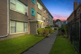 8917 S Cottage Grove Ave-Unit -8917 2E in Chicago, IL - Building Photo - Building Photo