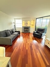 740 N Kings Rd, Unit 320 in Los Angeles, CA - Foto de edificio - Building Photo