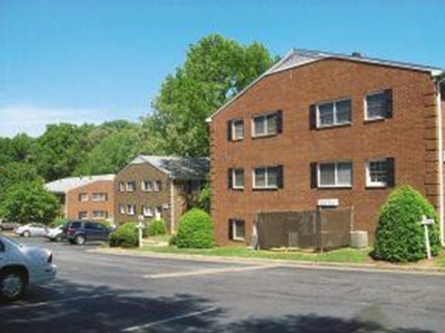 Morris Manor in Greensboro, NC - Foto de edificio - Building Photo