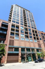 400 W Ontario St, Unit 906 in Chicago, IL - Building Photo - Building Photo