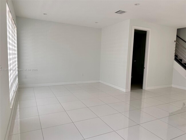 6420 NW 104th Path in Medley, FL - Building Photo - Building Photo