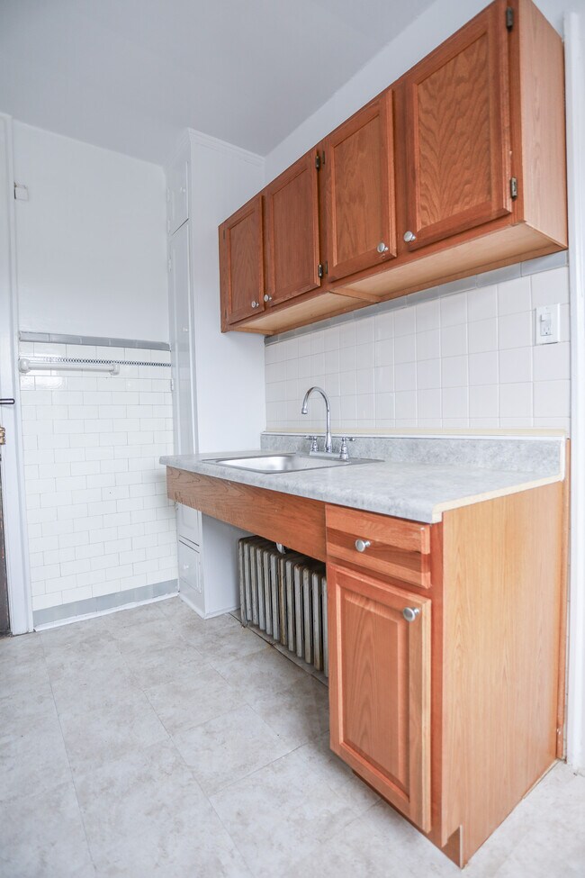 7445 N Claremont Ave, Unit #3E in Chicago, IL - Building Photo - Building Photo