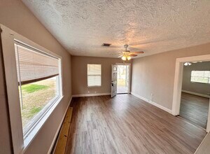 104 S 7th St in La Porte, TX - Building Photo - Building Photo