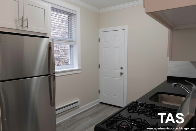 648 W Roscoe St in Chicago, IL - Building Photo - Building Photo