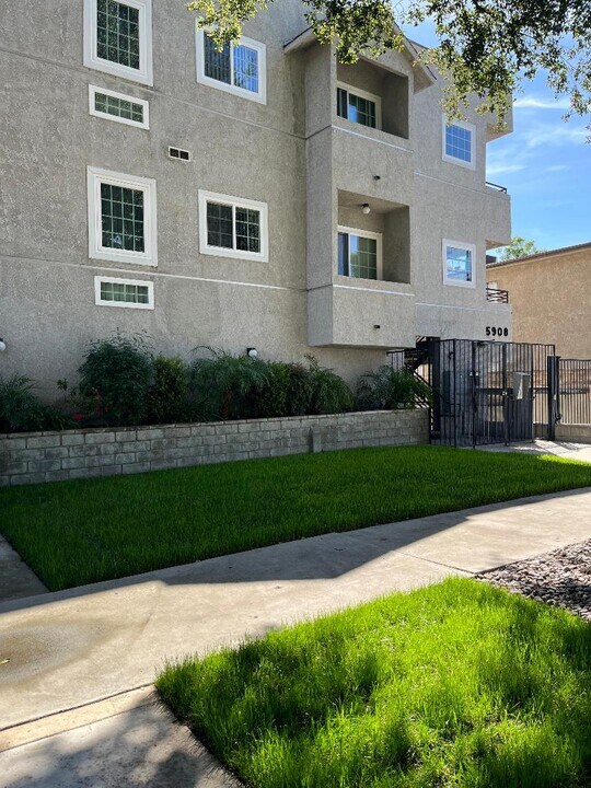 5908 Cedros Avenue in Sherman Oaks, CA - Foto de edificio