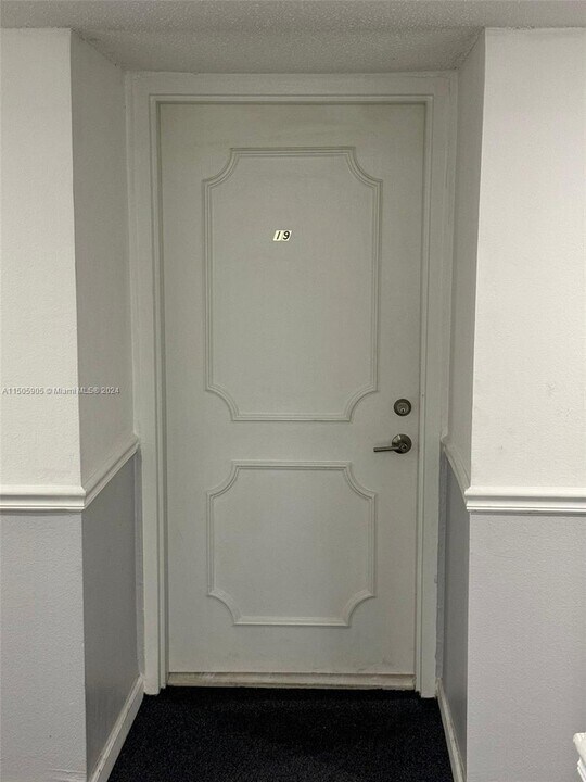 3702 NE 171 St in Miami, FL - Foto de edificio