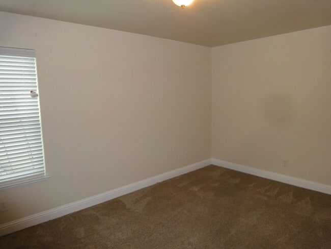 9149 Newhall Dr in Sacramento, CA - Building Photo - Building Photo